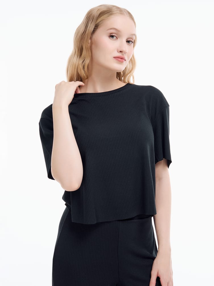 Домашний костюм с футболкой и брюками в рубчик