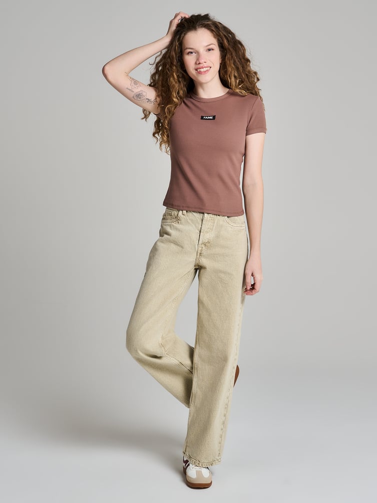 Футболка в рубчик с нашивкой