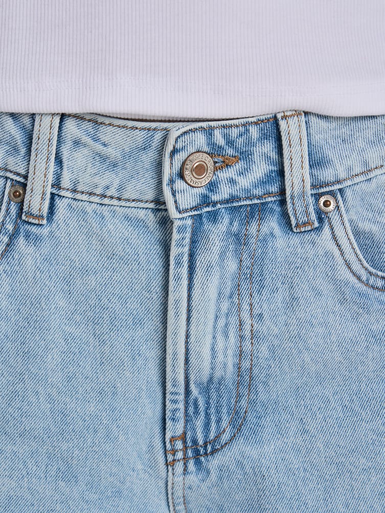 Джинсы прямые со смещенными боковыми швами