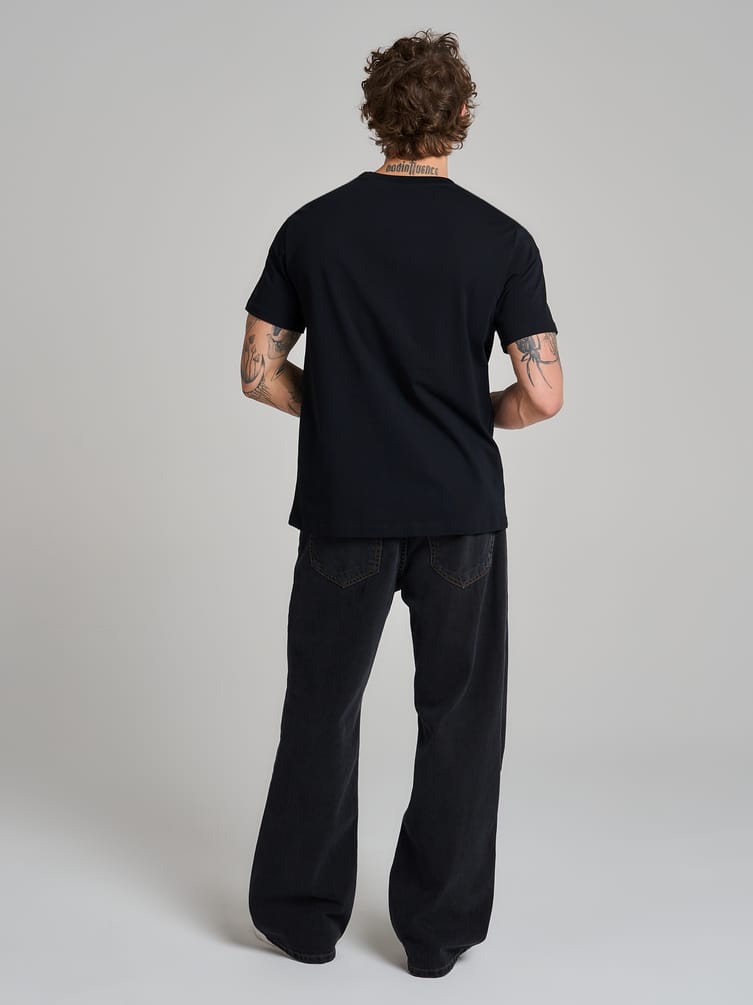 Футболка с надписью Darkness и заклепками