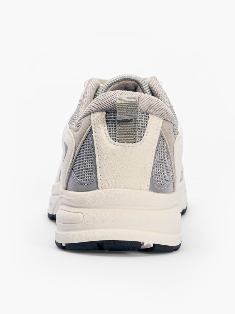 Спортивные кроссовки с сеткой