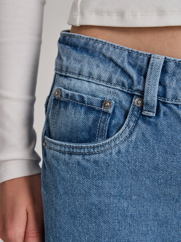 Джинсы прямые со смещенными боковыми швами