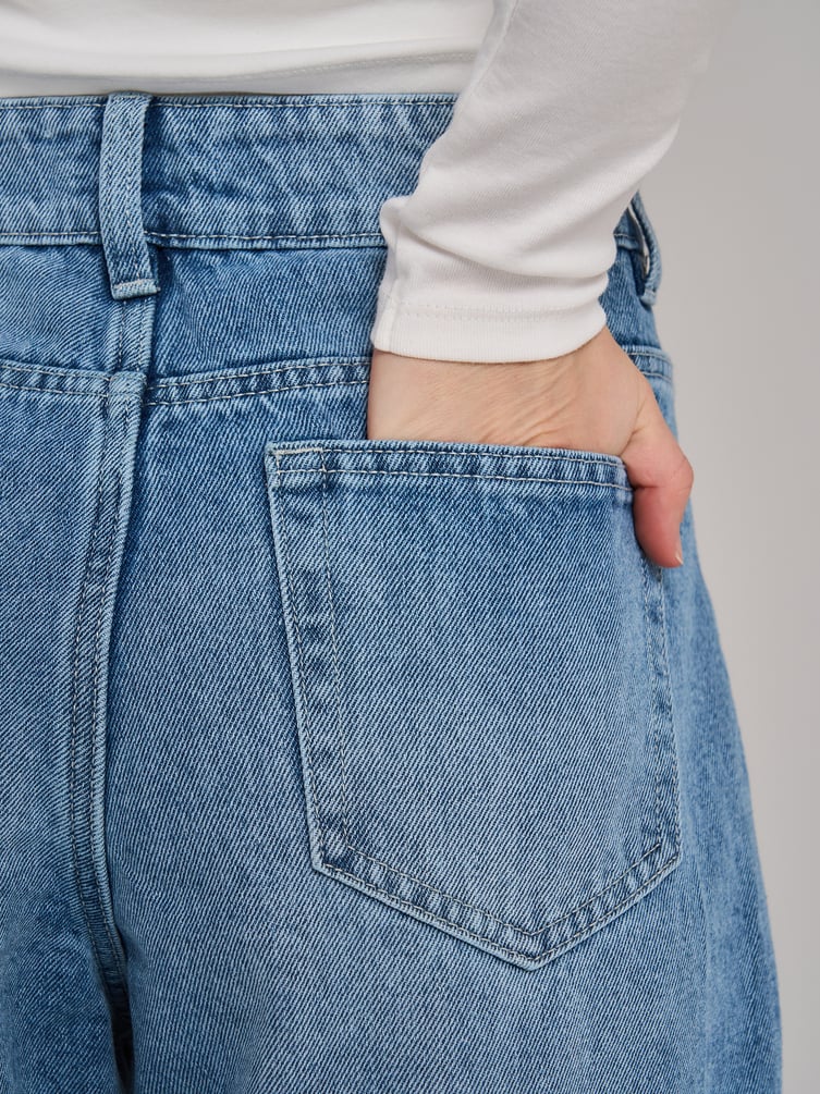 Джинсы прямые со смещенными боковыми швами