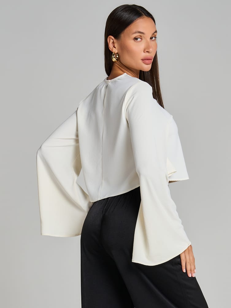 Блузка офисная нарядная с рукавом клеш