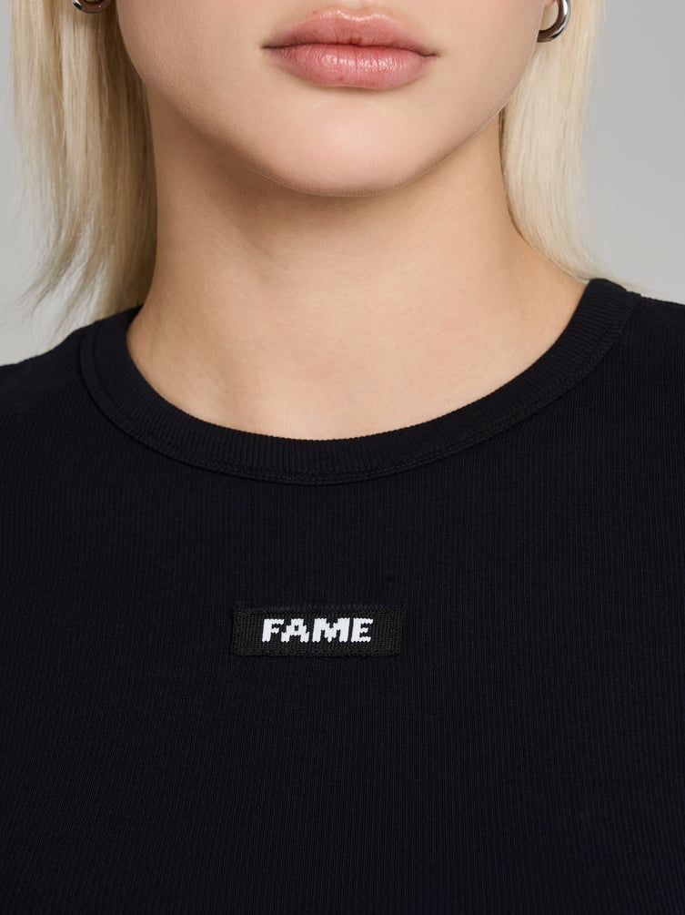 Футболка приталенная с нашивкой