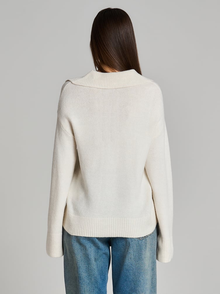 Вязаный пуловер с воротником