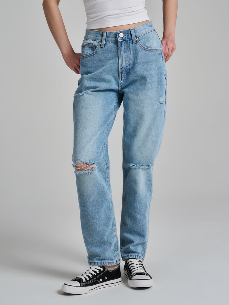 Джинсы момы с разрезами на коленках