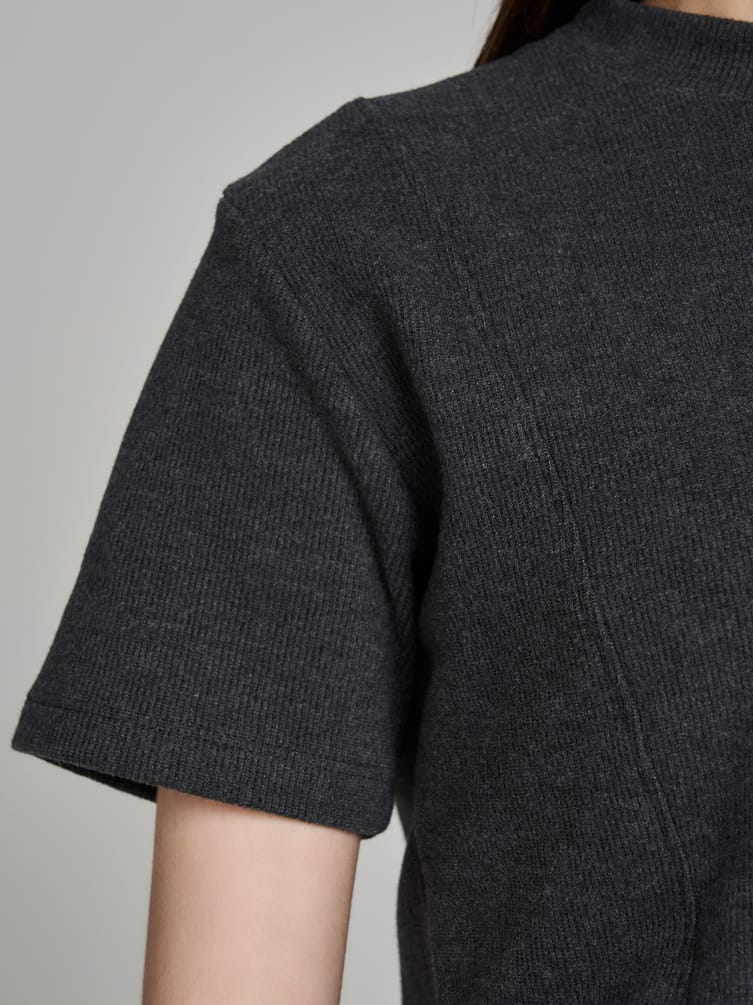 Укороченная футболка в рубчик