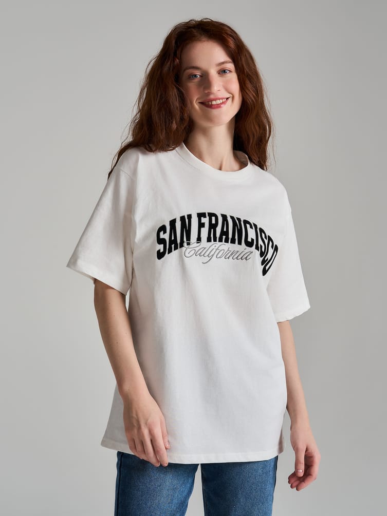 Хлопковая футболка оверсайз с вышивкой надписи