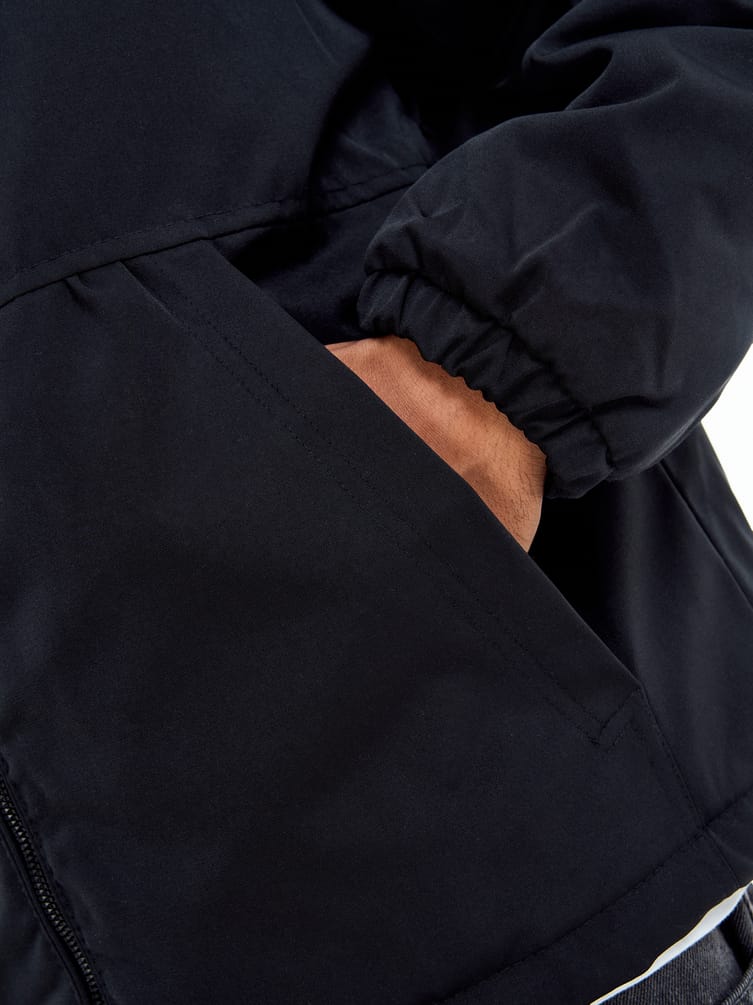 Демисезонная куртка с капюшоном