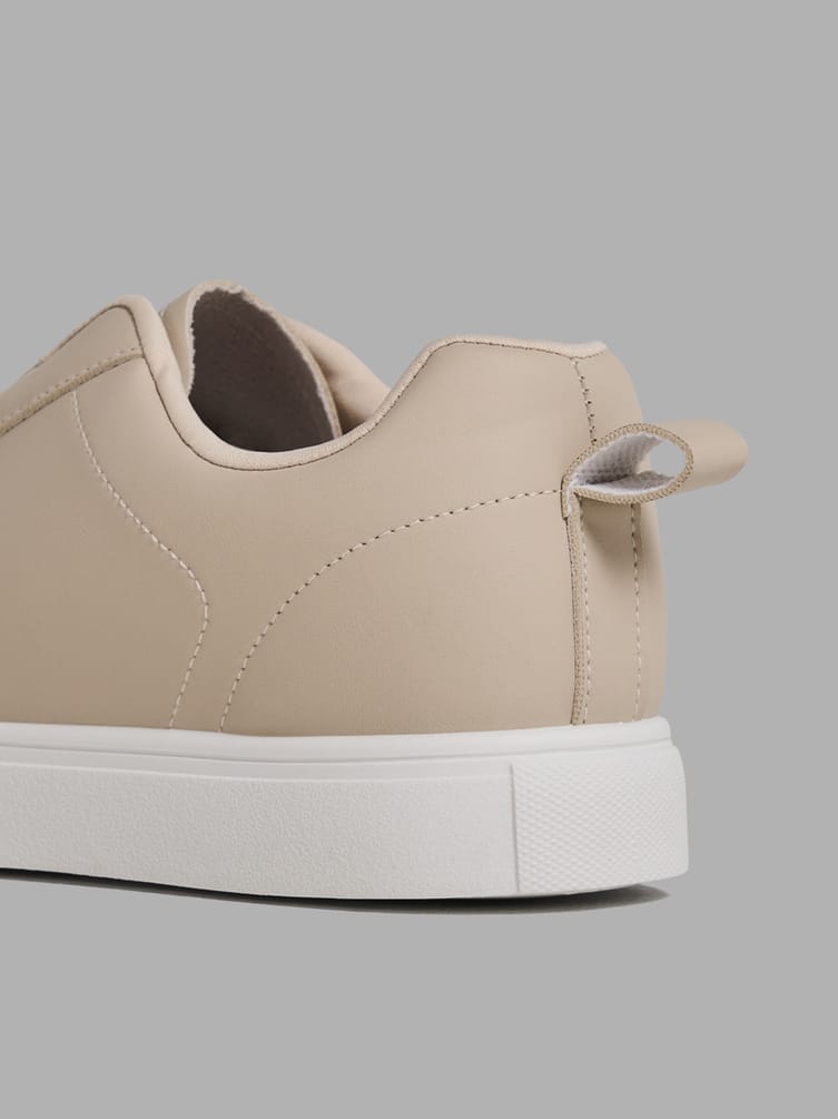 Кроссовки на резинке