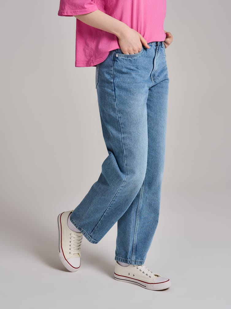 Джинсы прямые со смещенными боковыми швами