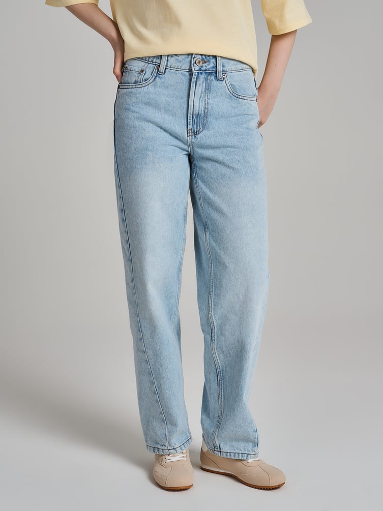 Джинсы прямые со смещенными боковыми швами