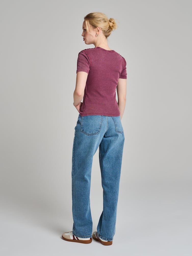 Футболка в рубчик с внешними швами