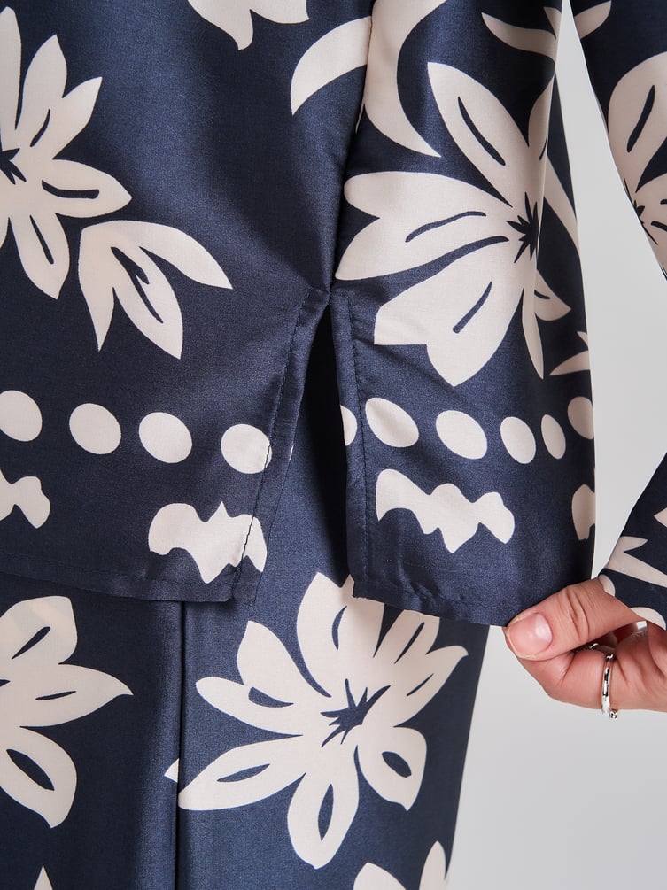 Костюм летний с рубашкой и брюками