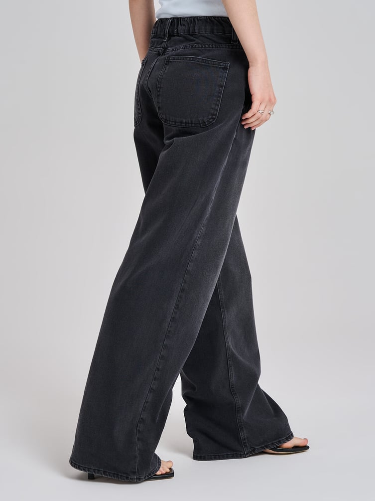 Джинсы широкие с вырезом на ремне