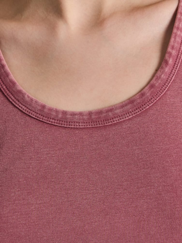 Майка на широких бретелях с вареным эффектом