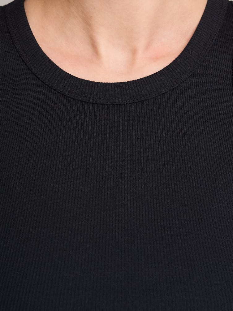 Майка на широких бретелях в рубчик