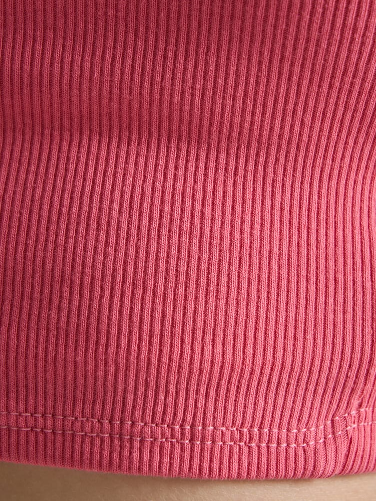 Короткий топ с рюшами на лямках