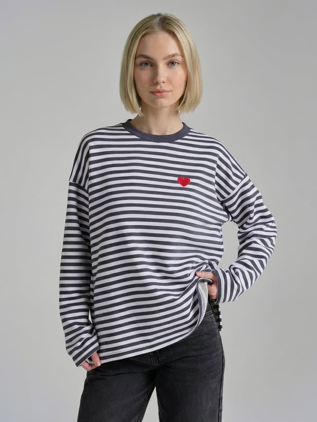 Полосатый свитшот с вышитым сердцем