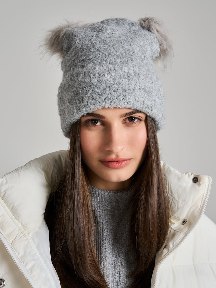 Шапка вязаная с помпонами