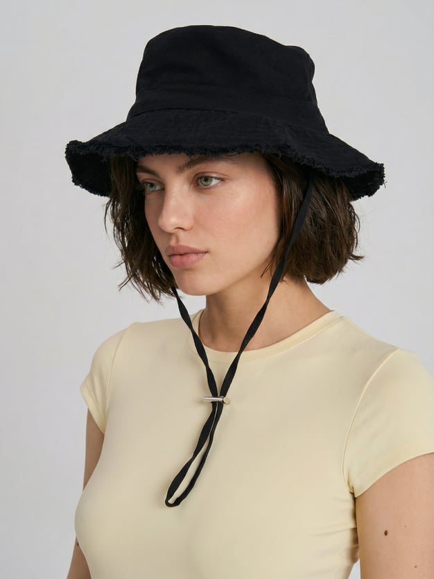 Панама с бахромой и завязками