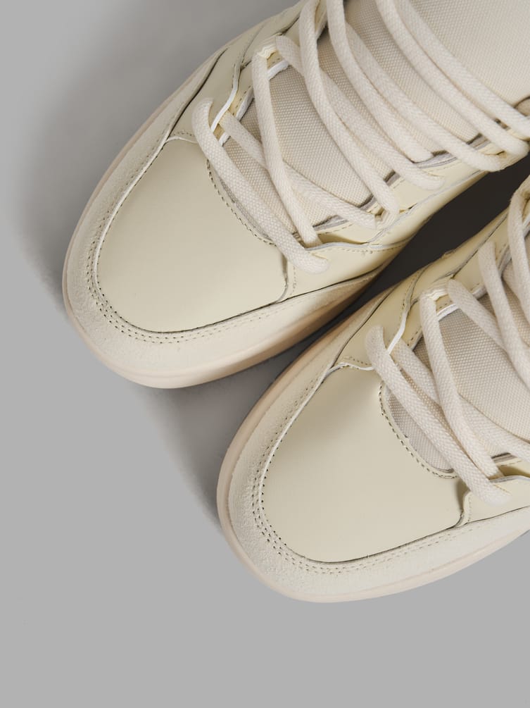 Кроссовки спортивные