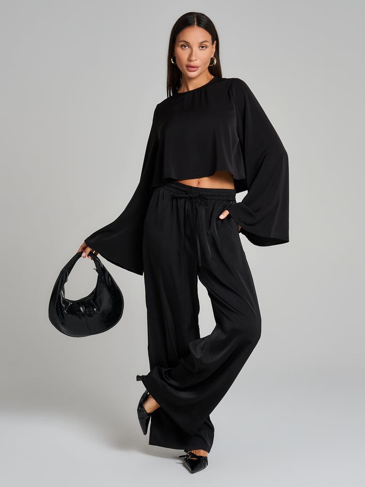 Блузка офисная нарядная с рукавом клеш