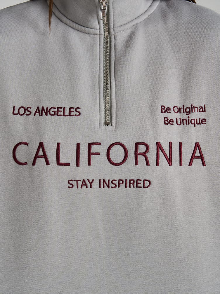 Толстовка теплая с полузамком с вышитой надписью