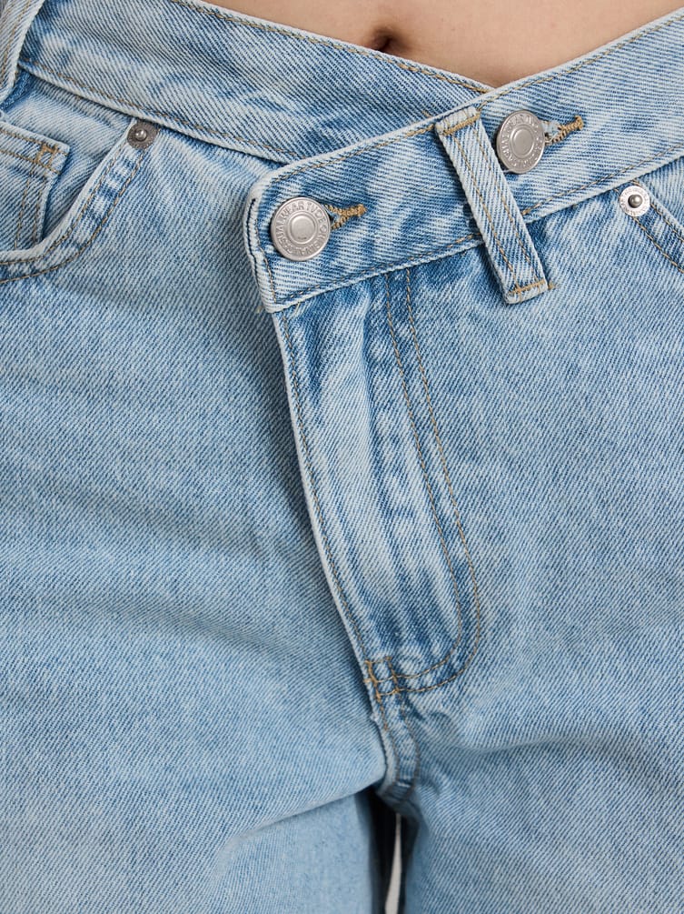 Джинсы широкие с асимметричной застежкой