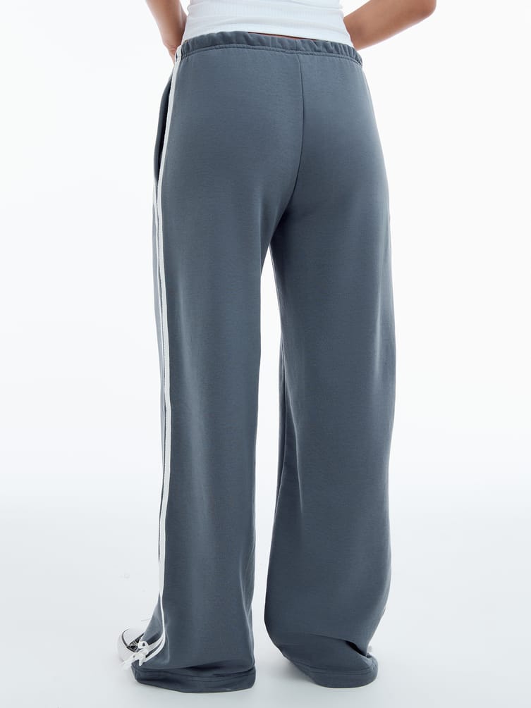 Спортивные прямые брюки с лампасами