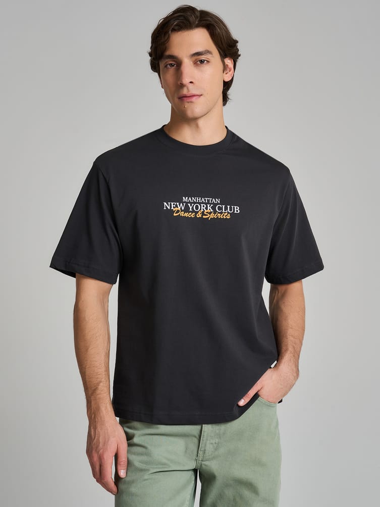 Футболка с принтом на спине