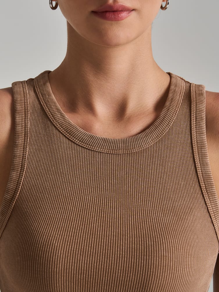 Майка на широких бретелях с вареным эффектом