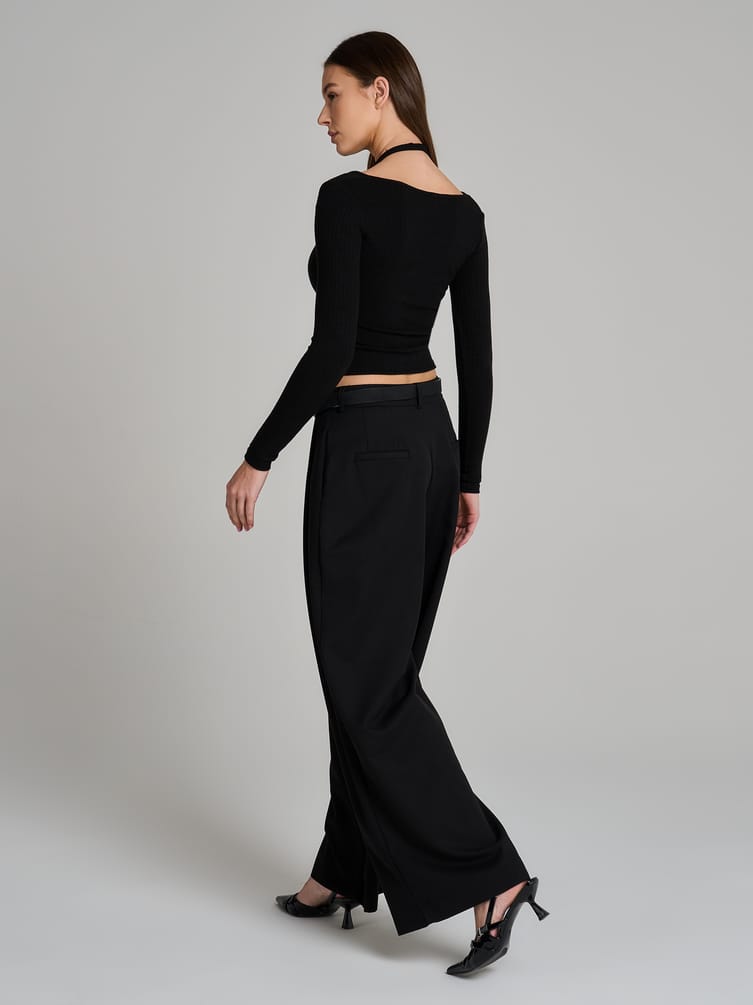 Лонгслив с декоративным вырезом