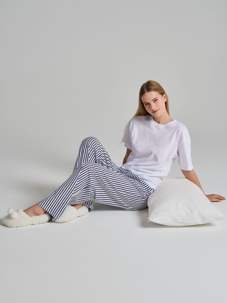 Пижама с футболкой и штанами в полоску