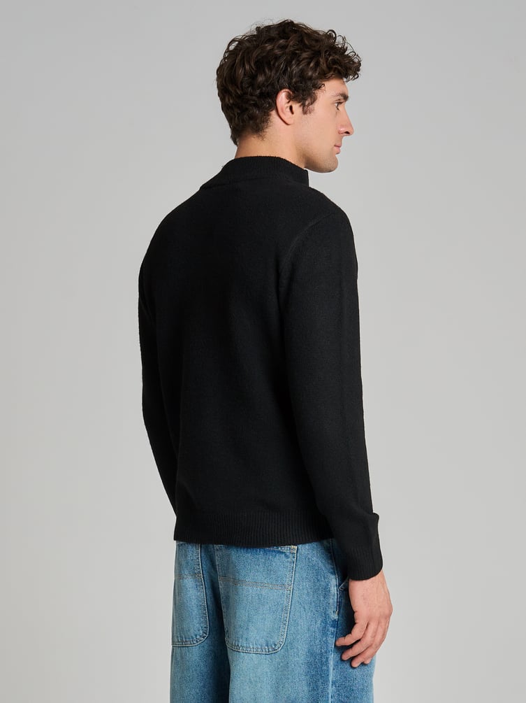 Свитер трикотажный с воротником и полузамком