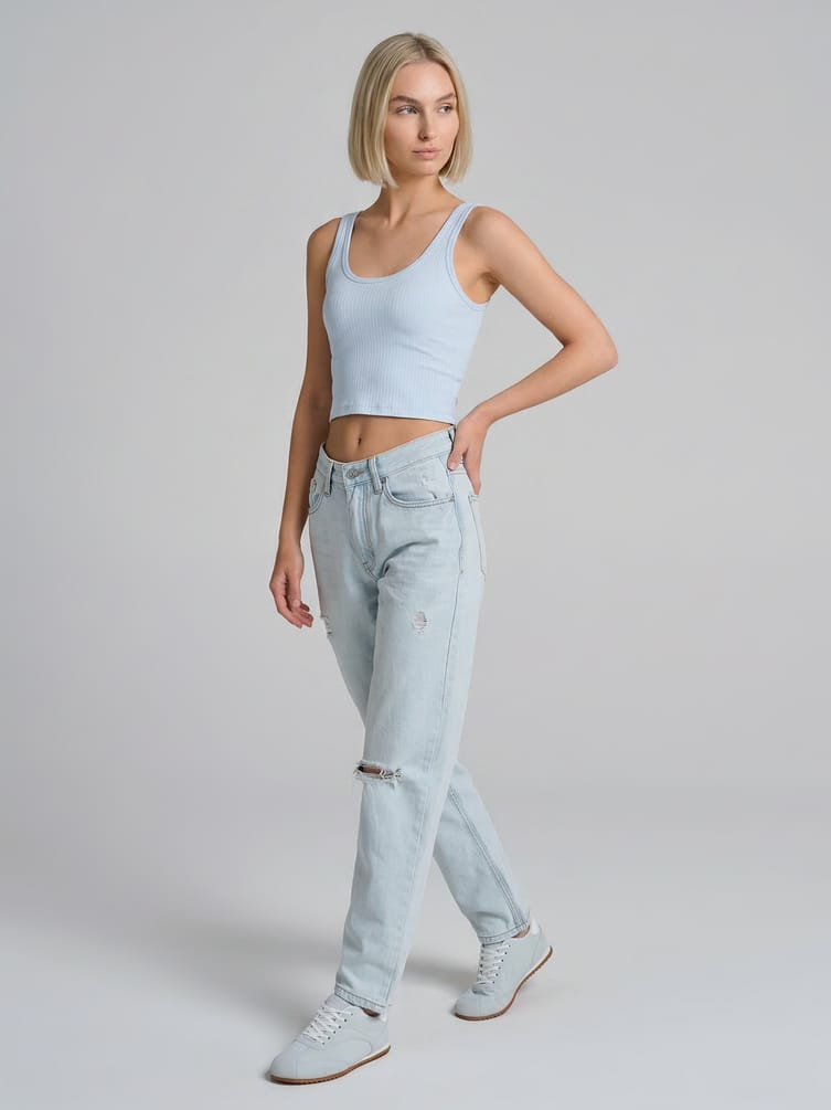 Джинсы момы с разрезами на коленках