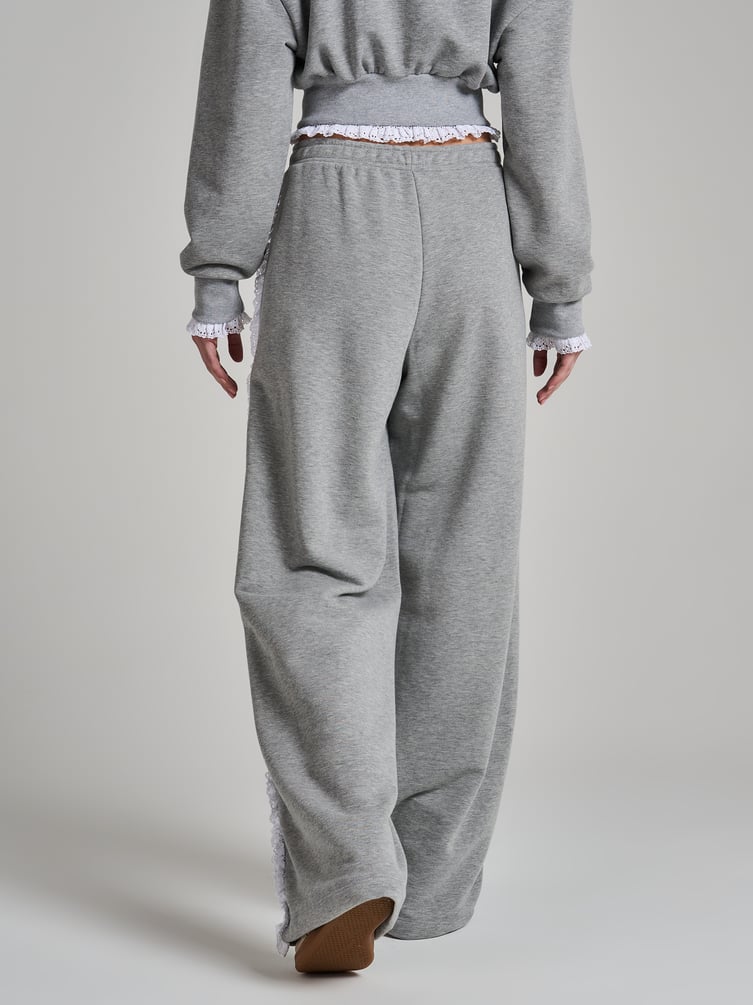 Широкие брюки с лампасами из кружева