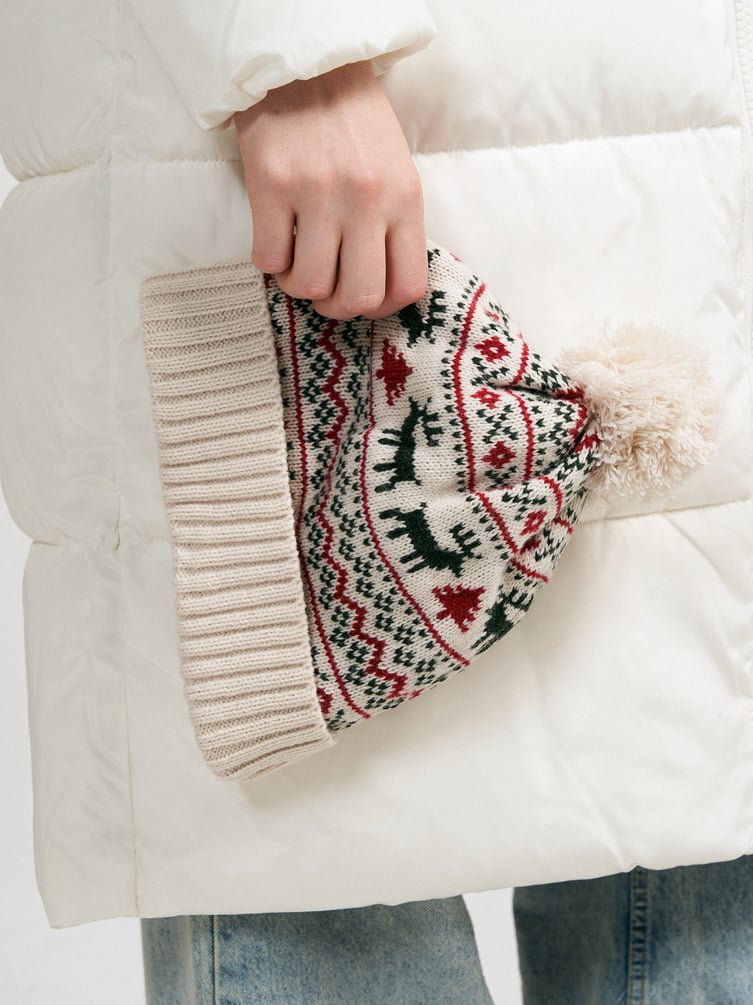 Вязаная зимняя шапка с помпоном и оленями