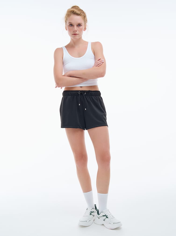 Спортивные короткие шорты