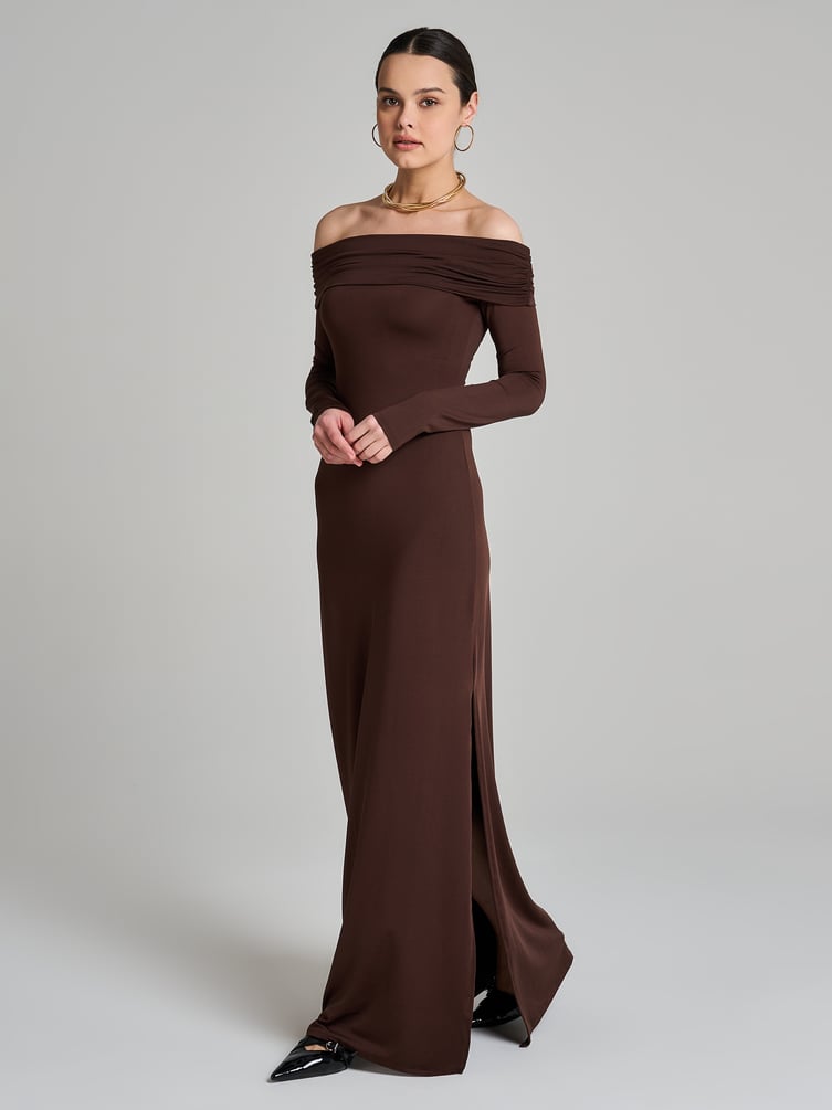 Платье нарядное с открытыми плечами и разрезом