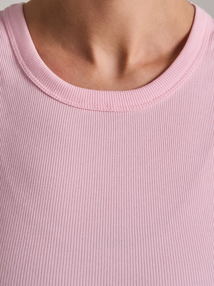 Майка на широких бретелях в рубчик