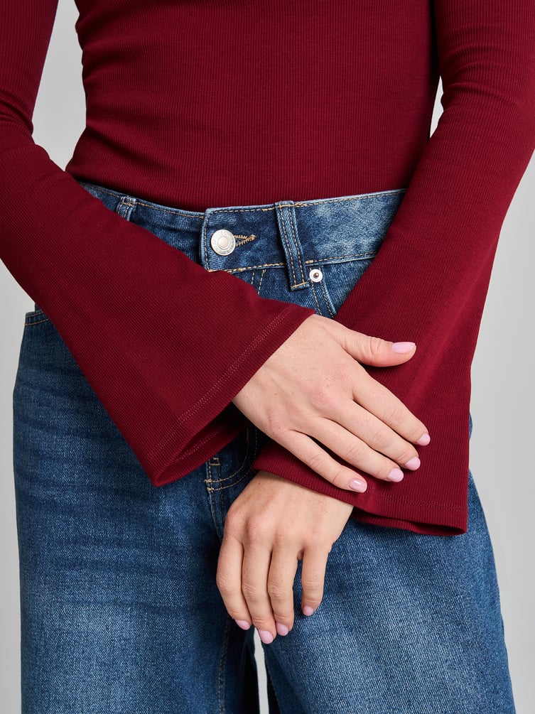 Облегающая кофта с длинными рукавами клеш