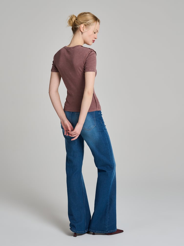 Футболка в рубчик с внешними швами