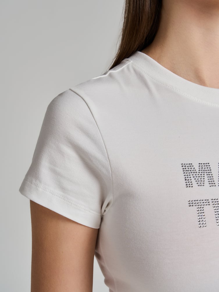 Футболка облегающая с надписью стразами