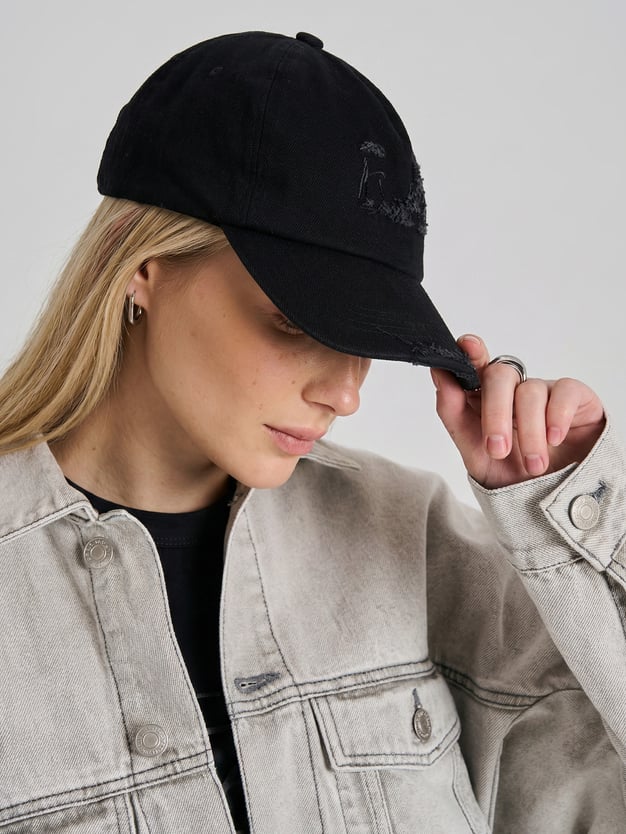 Бейсболка с нашивкой