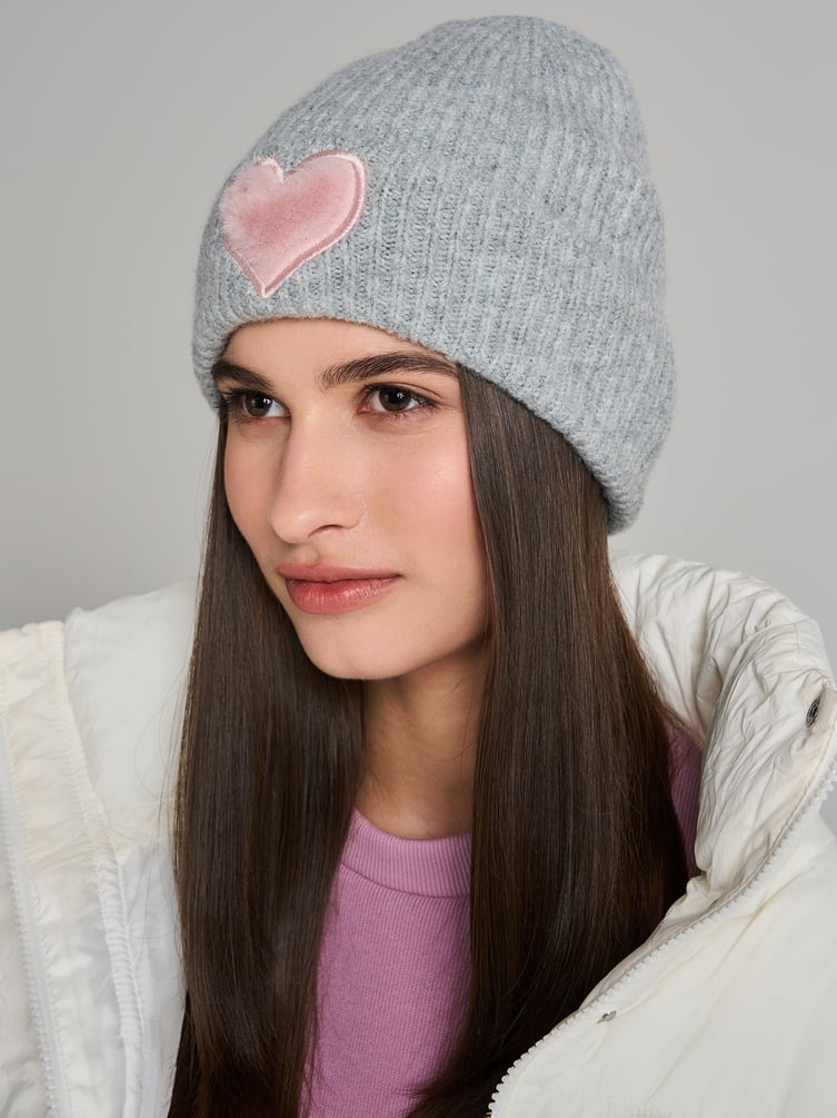Вязаная шапка с плюшевым сердцем