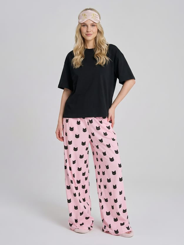 Пижама с принтом кошек и брюками
