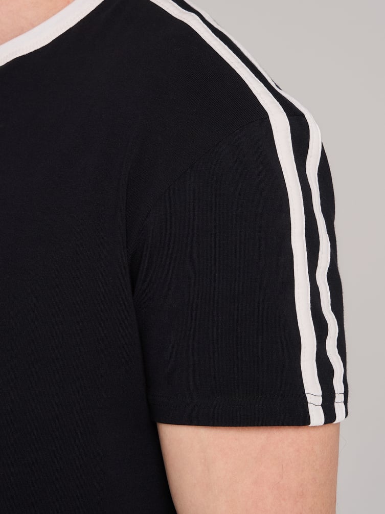 Футболка спортивная с лампасами