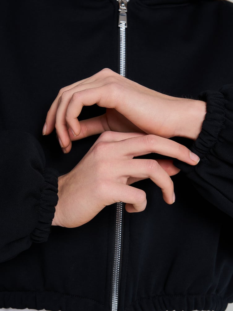 Укороченная зипка оверсайз на молнии с капюшоном и начесом